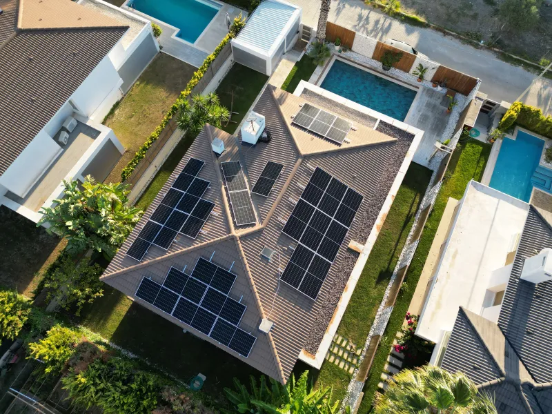 Alaçatı bölgesinde bir villa çatısına kurulmuş Aton güneş enerjisi paneli dizisi