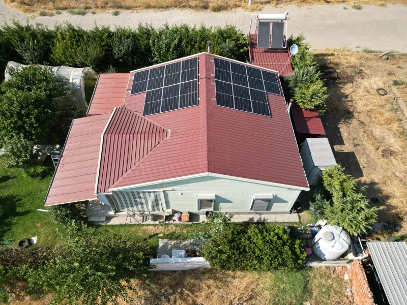 Bayındır’da 10 kW hibrit güneş enerjisi sisteminin çatı üstü kurulumu
