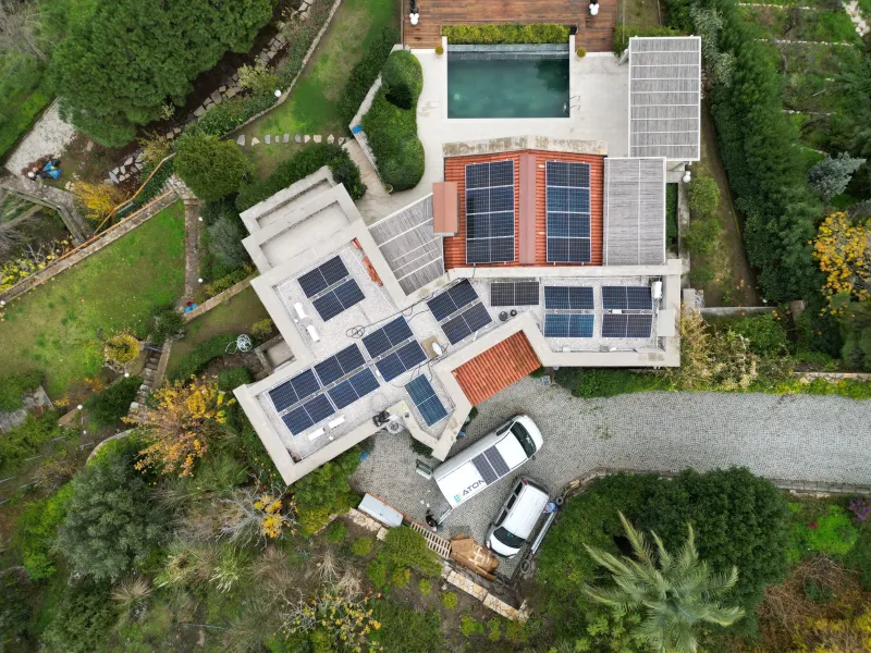 Bodrum’da 15 kW mahsuplaşmalı hibrit güneş enerjisi sisteminin çatı üstü kurulumu