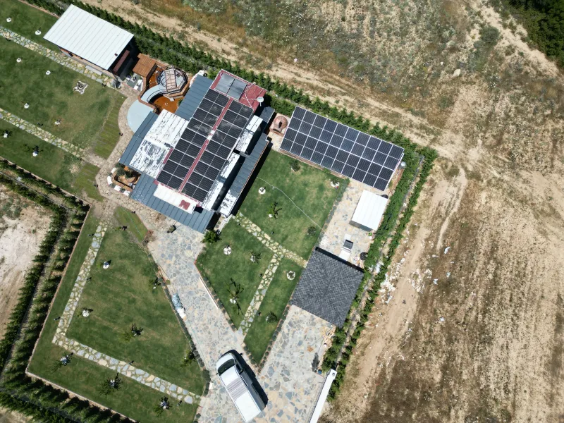 Çeşme’de şebekeden bağımsız çalışan off-grid güneş enerjisi sistemi