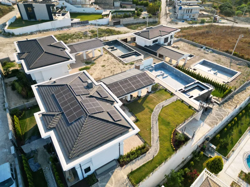 Kuşadası’nda 22 kW hibrit güneş enerjisi sisteminin çatı üstü kurulumu