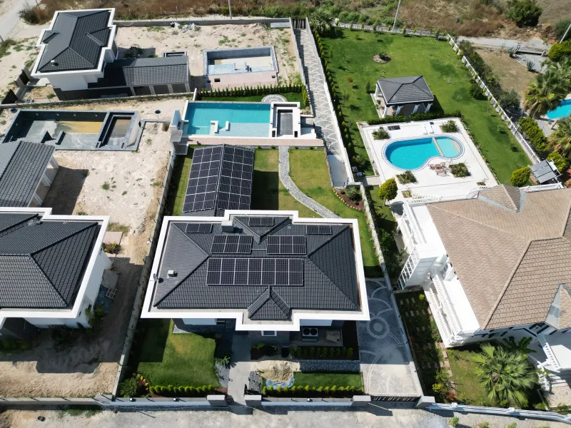 Kuşadası villa çatısına Aton Enerji tarafından uygulanan güneş paneli dizisinin aerial çekimi