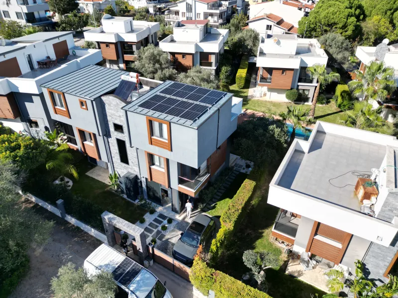 Urla'da bir çatıya kurulmuş hibrit güneş enerjisi paneli dizisi (referans proje)