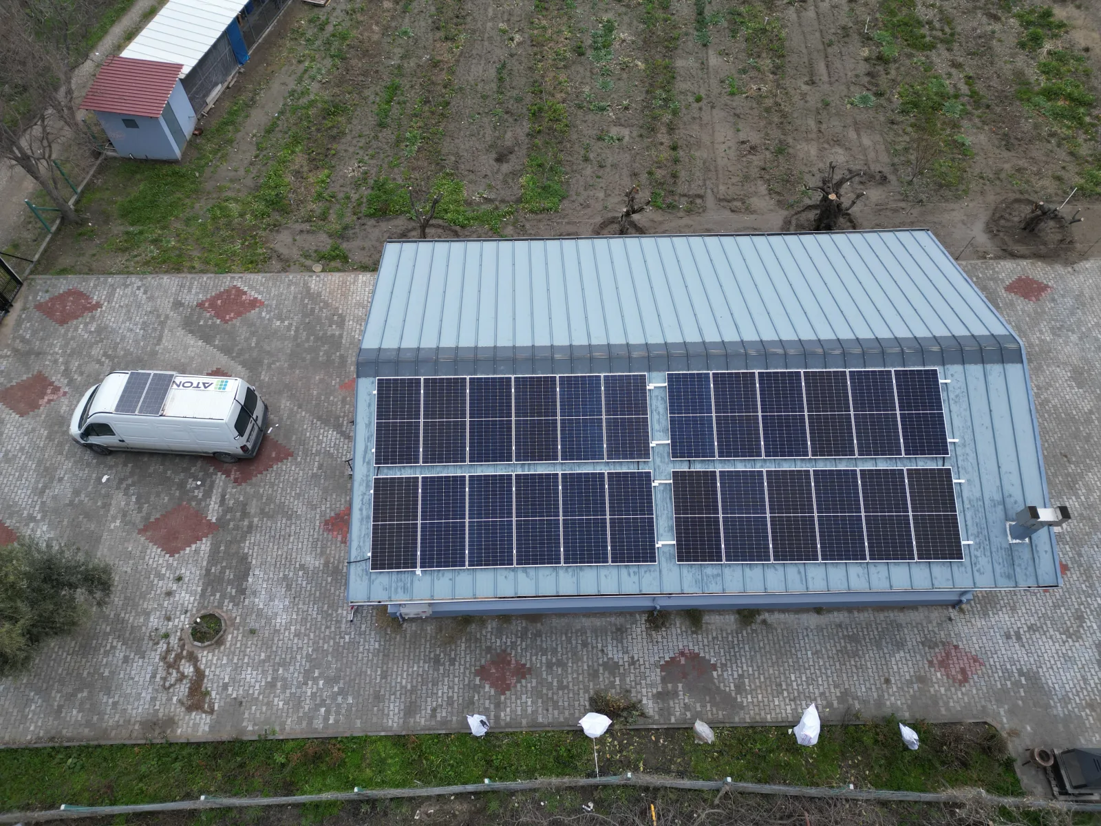 Aton Enerji tarafından uygulanan çatı üstü hibrit güneş enerjisi sistemi