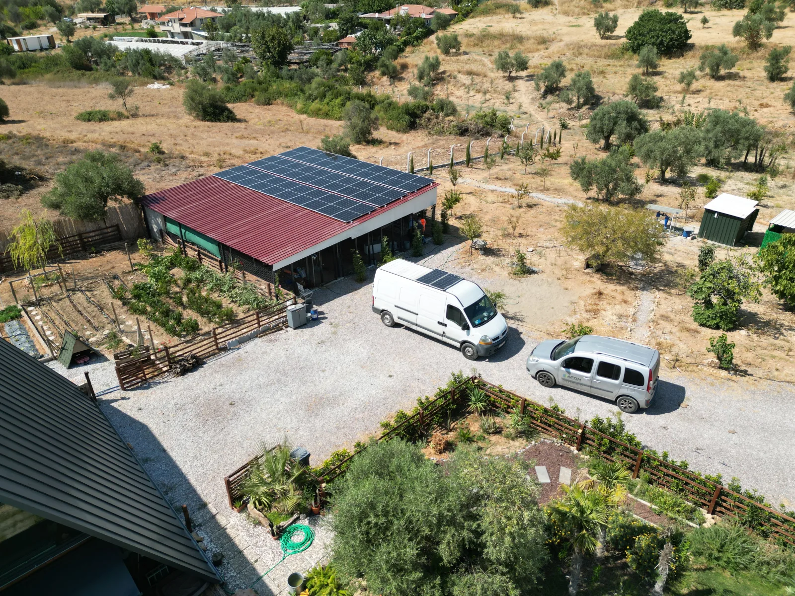 Aton Enerji tarafından uygulanan şebekeden bağımsız off-grid güneş enerjisi sistemi