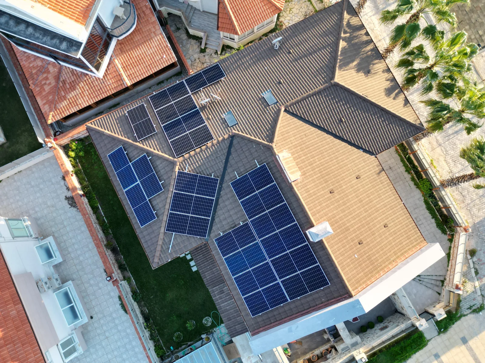 Aton Enerji tarafından uygulanan konut tipi çatı üstü on-grid güneş enerjisi sistemi