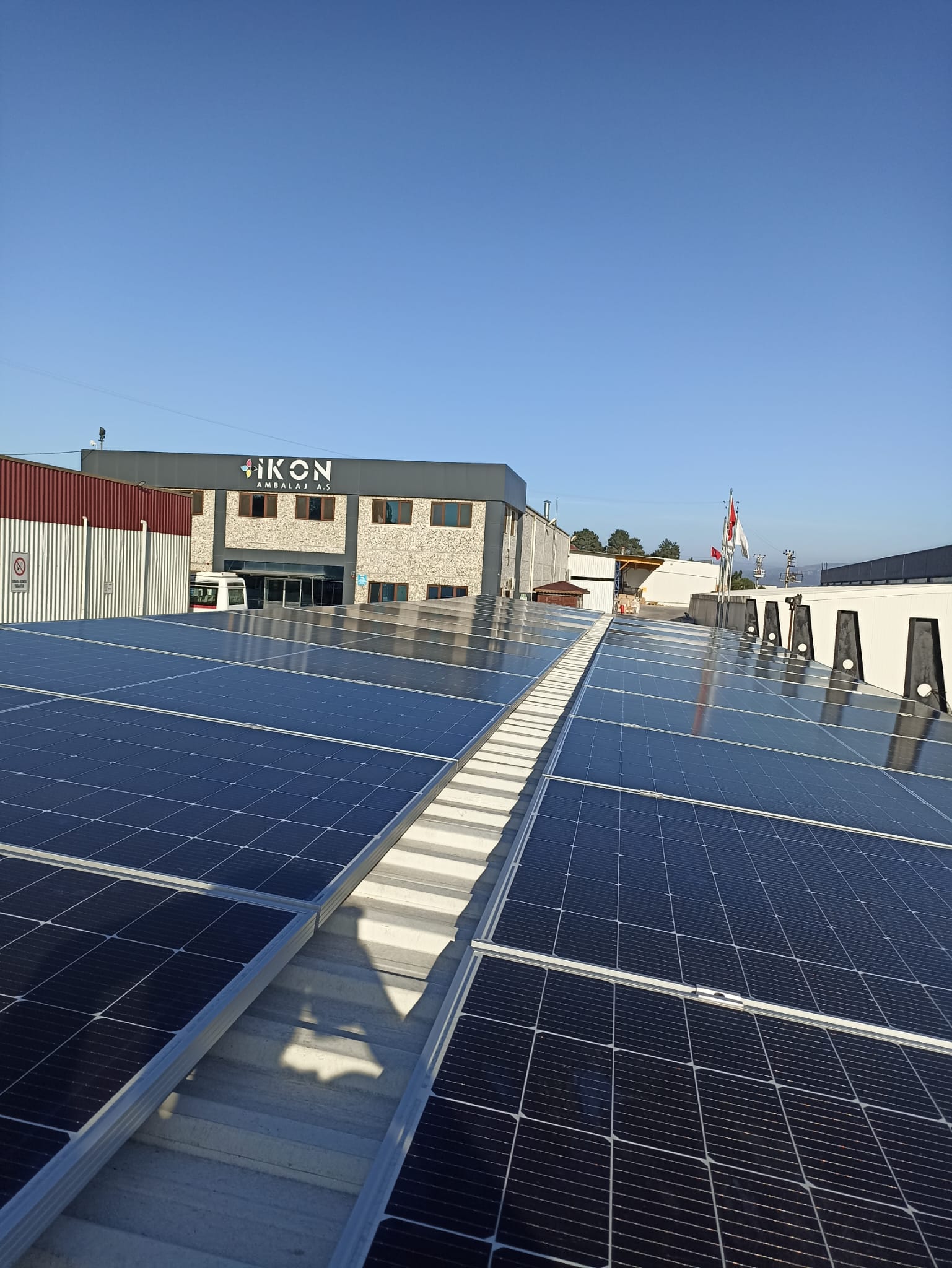 Güneş Enerjisiyle Sürdürülebilir Bir Gelecek: Fabrika Çatısına Güneş Paneli Kurulumu